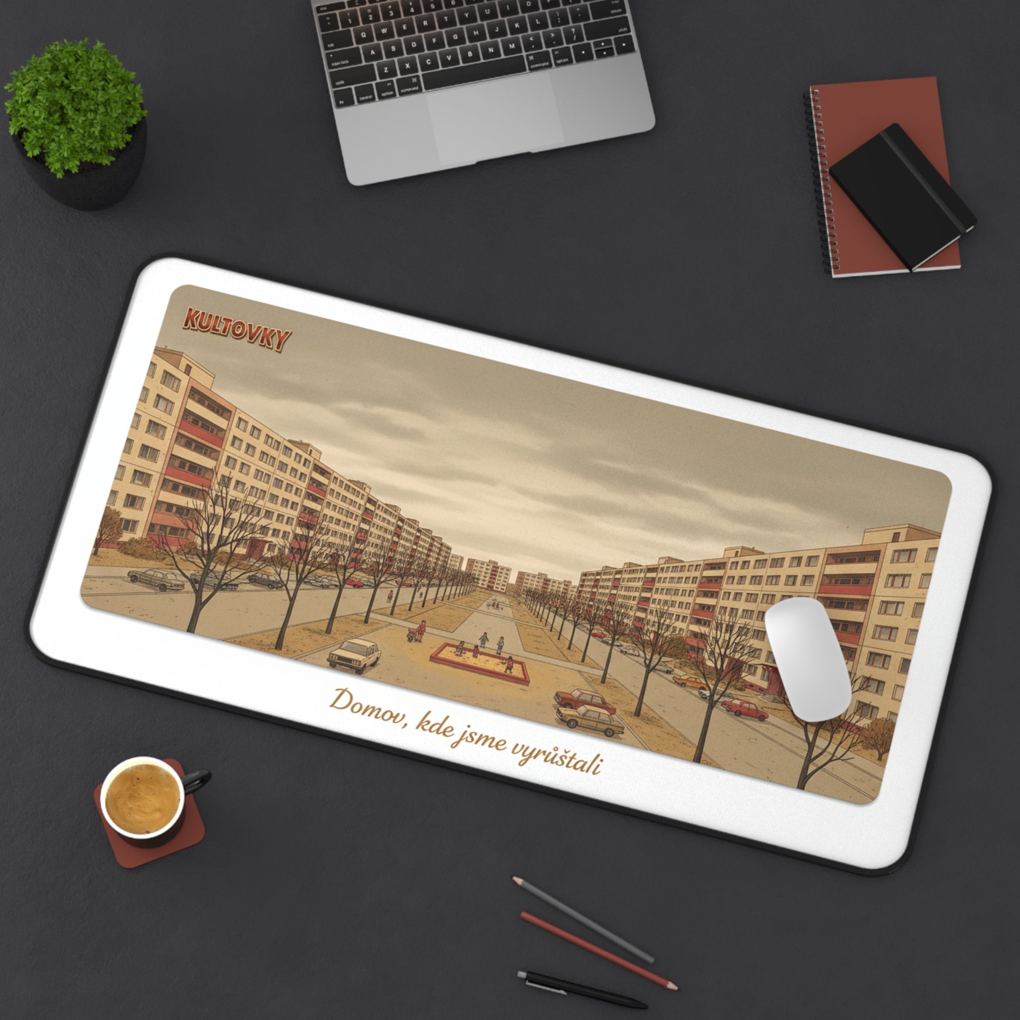 Kultovky: Domov, kde jsme vyrůstali — Retro podložka na stůl (Desk Mat)