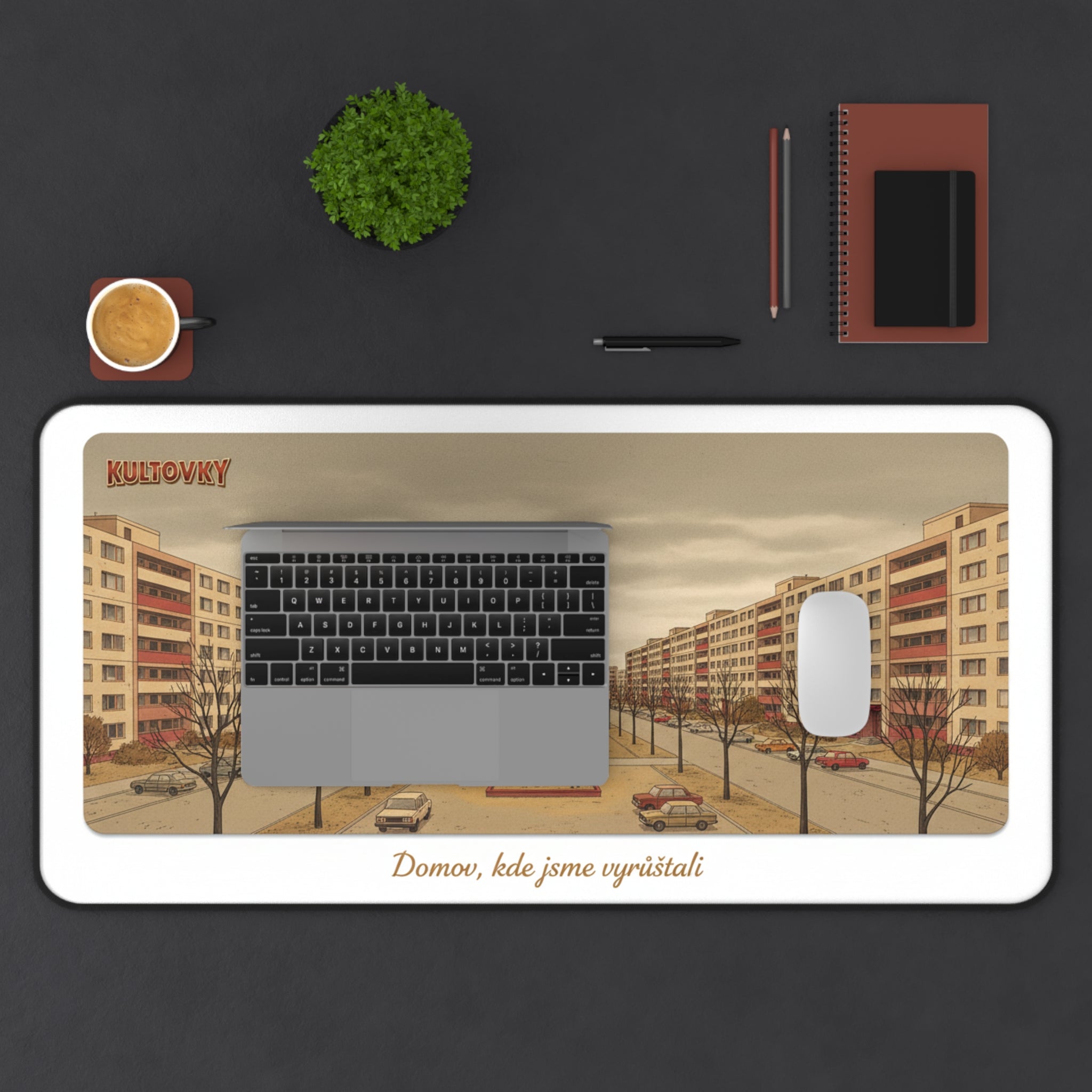 Kultovky: Domov, kde jsme vyrůstali — Retro podložka na stůl (Desk Mat)